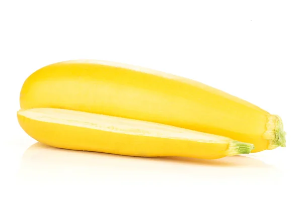 Groupe Une Moitié Entière Courgettes Jaunes Crues Isolées Sur Blanc — Photo