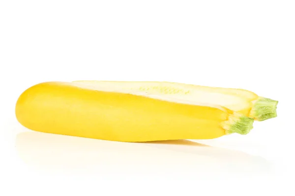 Jedna Polovina Surového Žlutou Cuketou Jednu Plátky Izolované Bílém — Stock fotografie