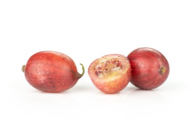 Grup iki yarısı tamamen taze kırmızı Bektaşi üzümü hinnomaki çeşitli beyaz izole