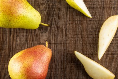 Taze kırmızı armut forelle çeşitli flatlay kahverengi ahşap üzerine iki bütün üç dilim Grup