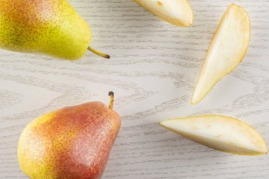 Grup iki bütün üç dilim taze kırmızı armut forelle çeşitli flatlay gri Wood