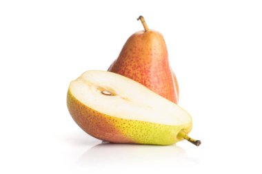 Grup bir bütün yarım taze kırmızı armut forelle çeşitli beyaz izole