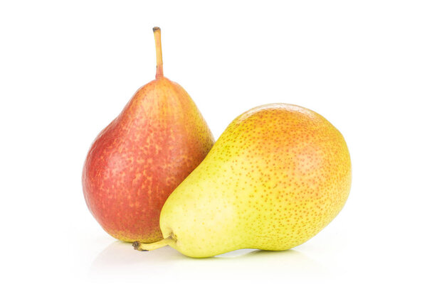 Группа из двух цельных свежих красных груш передний сорт спелых изолированных на белом
