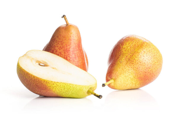 Группа из двух целых одна половина свежей красной груши передний ряд изолированы на белом
