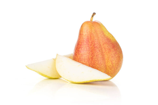 Группа из одного целого два ломтика свежей красной груши передний сорт изолированы на белом
