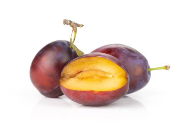 İki yarım bütün beyaz izole taze mor-mavi Erik canlı moyer çeşitli grup