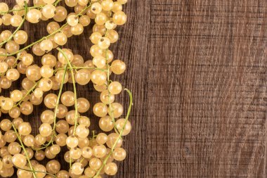 Bütün taze beyaz üzümü berry blanka çeşitli sol köşesinde flatlay kahverengi ahşap üzerine çok