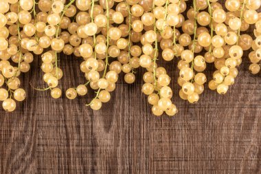 Bütün taze beyaz üzümü berry blanka çeşitli flatlay kahverengi ahşap üzerine asılı sürü