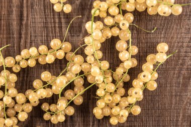 Bütün taze beyaz üzümü berry blanka çeşitli flatlay kahverengi ahşap üzerine çok