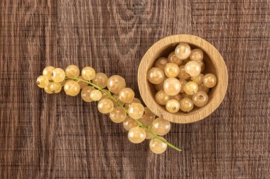 Bütün taze beyaz üzümü berry blanka çeşitli ahşap kase bir strig flatlay kahverengi ahşap üzerine çok