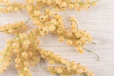 Bütün taze beyaz üzümü berry blanka çeşitli flatlay gri Wood sürü