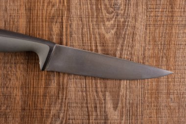 Bir bütün mutfak aracı paslanmaz çelik Şef bıçak flatlay kahverengi ahşap üzerine