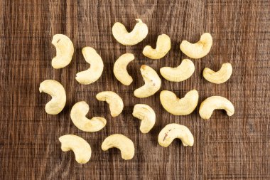 Tüm çiğ kaşu fındık flatlay kahverengi ahşap üzerine çok