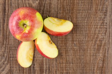 Tüm üç dilim bir taze kırmızı elma grup james yas kahverengi ahşap üzerine çeşitli flatlay