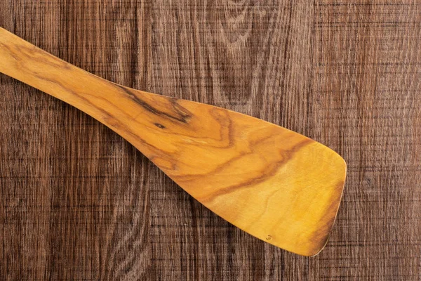 一整个厨房工具橄榄木平铲 Flatlay 在褐色木头上 — 图库照片