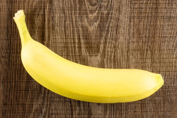 Plátano Amarillo Fresco Entero Aplanado Sobre Madera Marrón — Foto de Stock