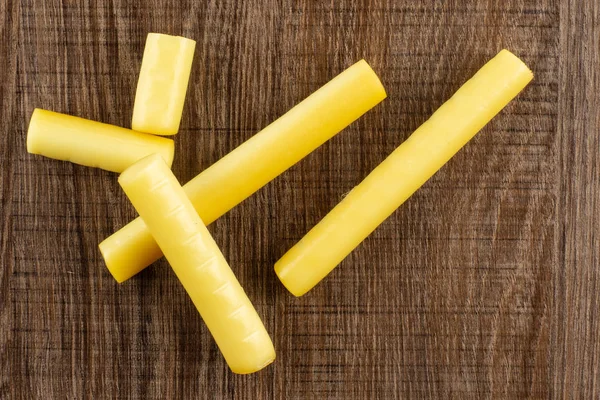 Grupo Cinco Entero Ahumado Eslovaco Cadena Queso Palo Flatlay Madera — Foto de Stock