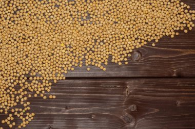 Tüm çiğ nohut kabuli çeşitli sol üst köşesinde flatlay kahverengi ahşap üzerine çok