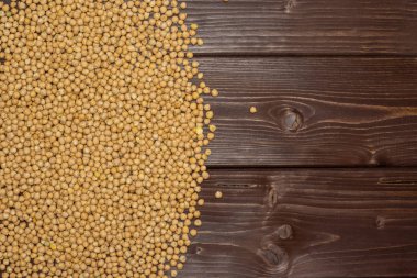 Tüm çiğ nohut kabuli çeşitli sol köşesinde flatlay kahverengi ahşap üzerine çok