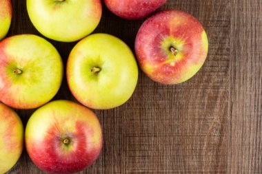 Bütün taze kırmızı elma sürü james yas kahverengi ahşap üzerine çeşitli flatlay