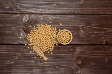 Tüm çiğ nohut kabuli çeşitli ahşap kase flatlay kahverengi ahşap ile sürü