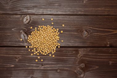 Tüm çiğ nohut kabuli çeşitli flatlay kahverengi ahşap üzerine çok