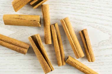 Bütün kuru kahverengi tarçın çubuğu flatlay gri Wood sürü