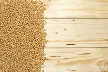 Tüm çiğ nohut kabuli çeşitli sol köşesinde flatlay doğal ahşap üzerine çok