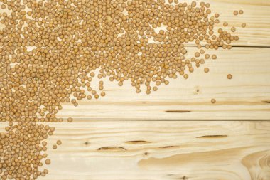 Tüm çiğ nohut kabuli çeşitli sol üst köşesinde flatlay doğal ahşap üzerine çok