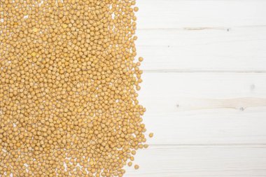 Tüm çiğ nohut kabuli çeşitli sol köşesinde flatlay gri Wood sürü