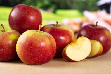 Bütün bir taze kırmızı elma dilim çok james yas çeşitli arka plan doğa ülke ile