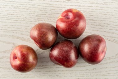 Beş bütün taze pluot interspecific Erik çeşitli flatlay gri Wood Grup