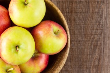 Bütün taze kırmızı elma sürü james yas çeşitli ahşap kase flatlay kahverengi ahşap ile
