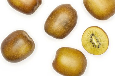 Grup beş bütün yarım taze altın kahverengi Kivi Meyve sungold çeşitli flatlay beyaz izole