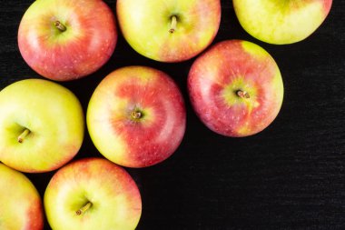 Bütün taze kırmızı elma sürü james yas siyah ahşap üzerine çeşitli flatlay