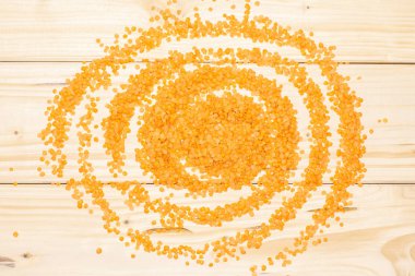 Doğal ahşap üzerine bütün güneşli çiğ kırmızı mercimek flatlay sürü