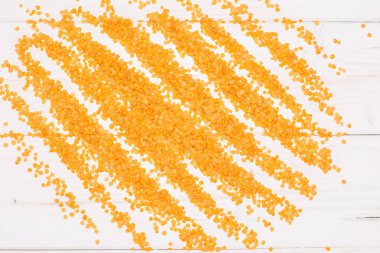 Tüm çiğ kırmızı mercimek flatlay gri Wood sürü