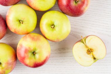 Bütün bir taze kırmızı elma dilim çok james yas çeşitli flatlay gri Wood