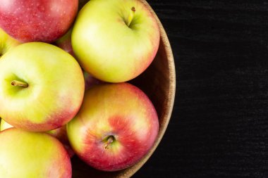 Bütün taze kırmızı elma sürü james yas çeşitli siyah Ahşap ahşap kase flatlay ile