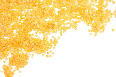 Beyaz arka plan üzerinde izole tüm çiğ kırmızı mercimek sol üst köşesinde flatlay sürü