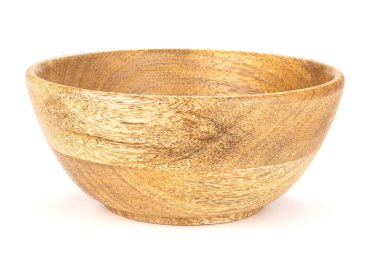 Beyaz izole bir bütün mutfak aracı doğal ahşap kase