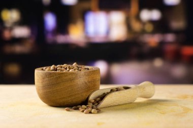 Çok restoranın arka planda bir ahşap kase ve kepçe tüm çiğ yeşil mercimek tohumların