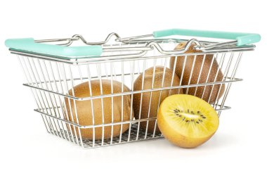 Üç bütün yarısı beyaz izole bir alışveriş sepeti içinde taze altın kahverengi Kivi Meyve sungold çeşitli grup