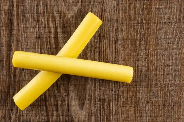 Groep Van Twee Hele Gerookte Slowaakse Tekenreeks Kaas Stick Flatlay — Stockfoto