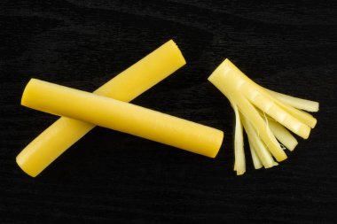 Grup füme slovak dize peynir sopa flatlay siyah ahşap üzerine iki bütün bir parçasının