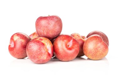 Bütün taze pluot interspecific Erik çeşitli yığını üzerinde beyaz izole sürü