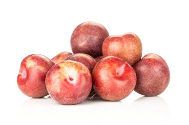Bütün taze pluot interspecific Erik çeşitli yığın üzerinde beyaz izole sürü