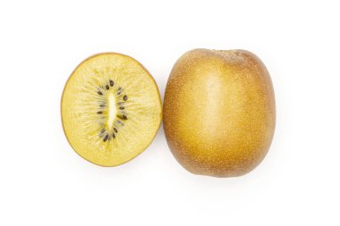 Grup bir bütün yarım taze altın kahverengi Kivi Meyve sungold çeşitli flatlay beyaz izole
