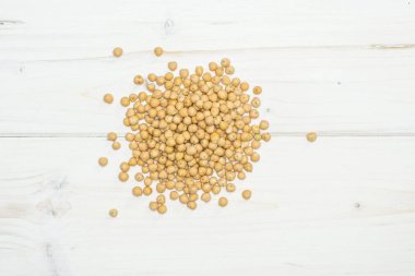 Tüm çiğ nohut kabuli çeşitli yığın flatlay gri Wood sürü