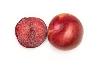 Grup bir bütün yarısı beyaz izole taze pluot interspecific Erik çeşitli flatlay